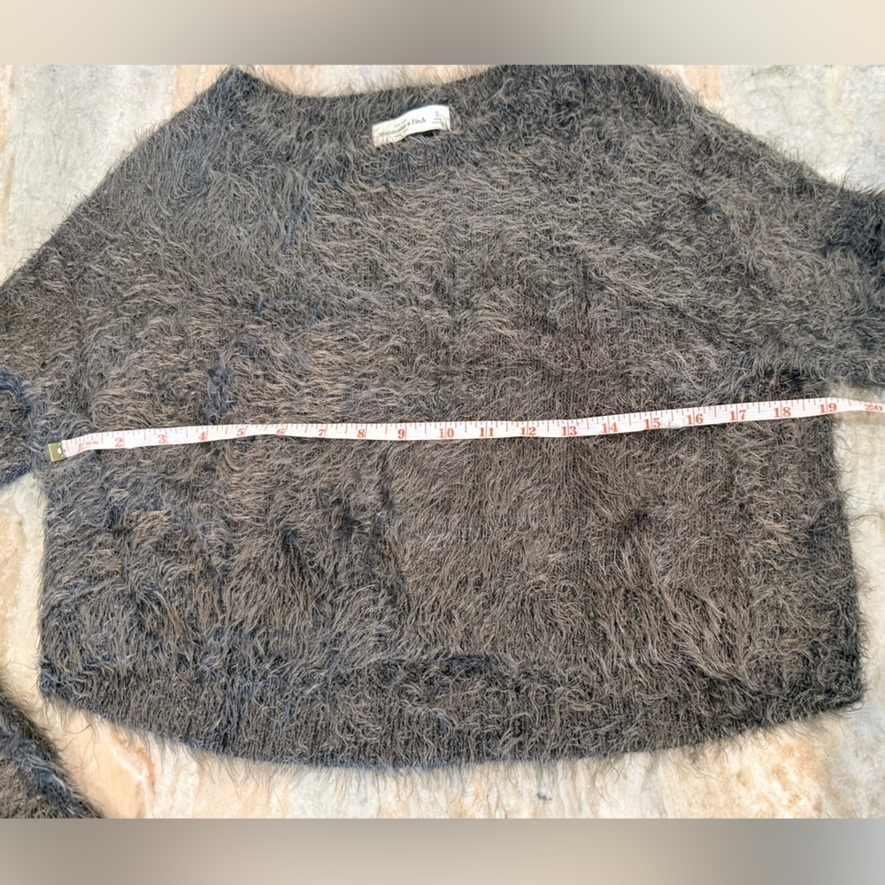 Women’s ABERCROMBIE & FITCH soft fuzzy cropped grey sweater- Size small - Picture 5 of 8